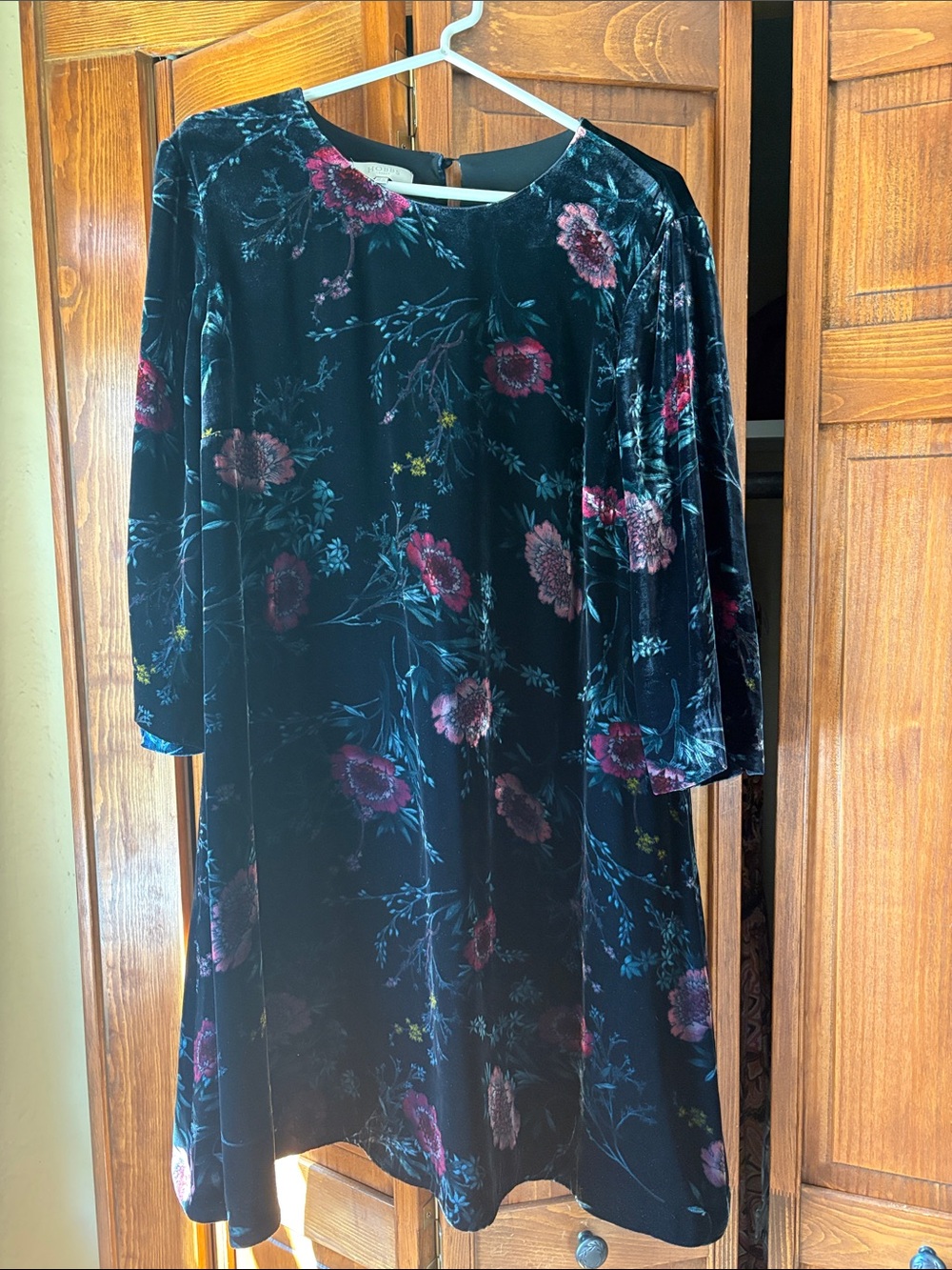 Black Velvet Floral A-Line Dress — Elegant Women's Shift